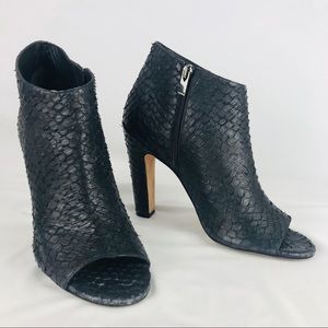 VINCe Black Snakeskin High Heel Bootie Sz 9M